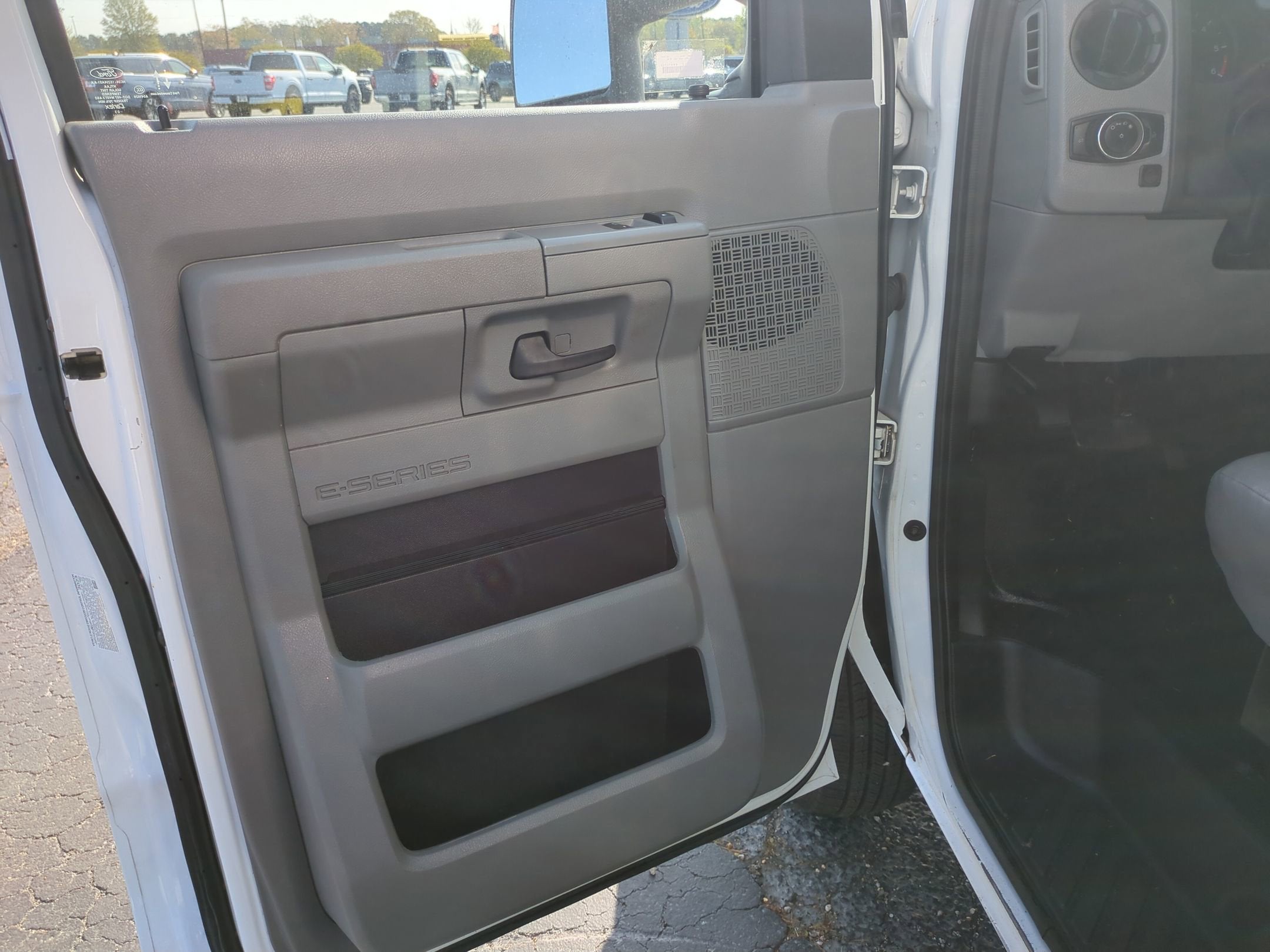 2024 Ford E-Series Cutaway Base