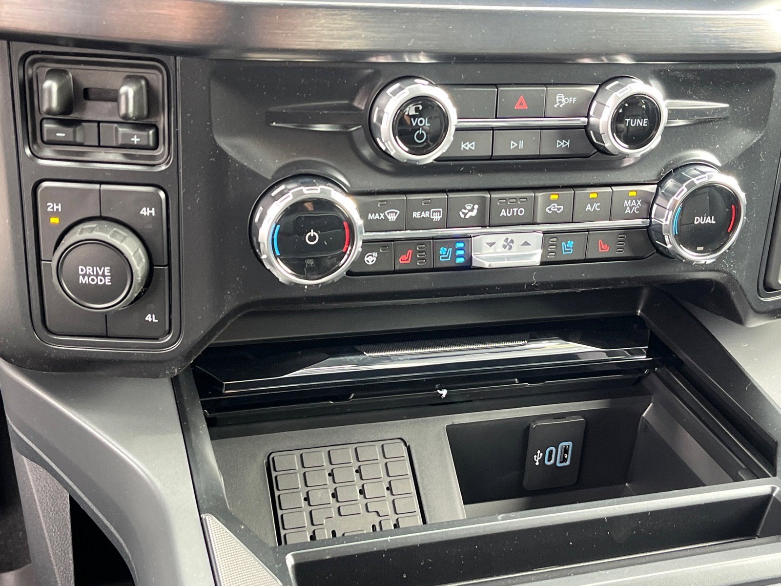 2026 Ford Super Duty F-550 DRW Lariat DRW