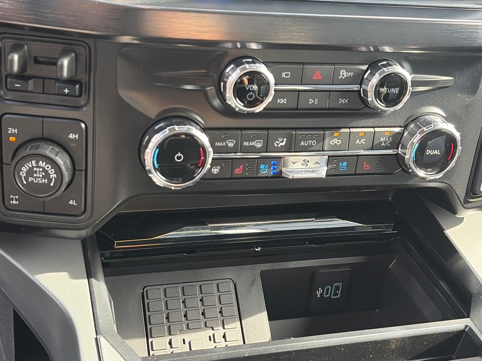 2027 Ford Super Duty F-350 SRW LARIAT