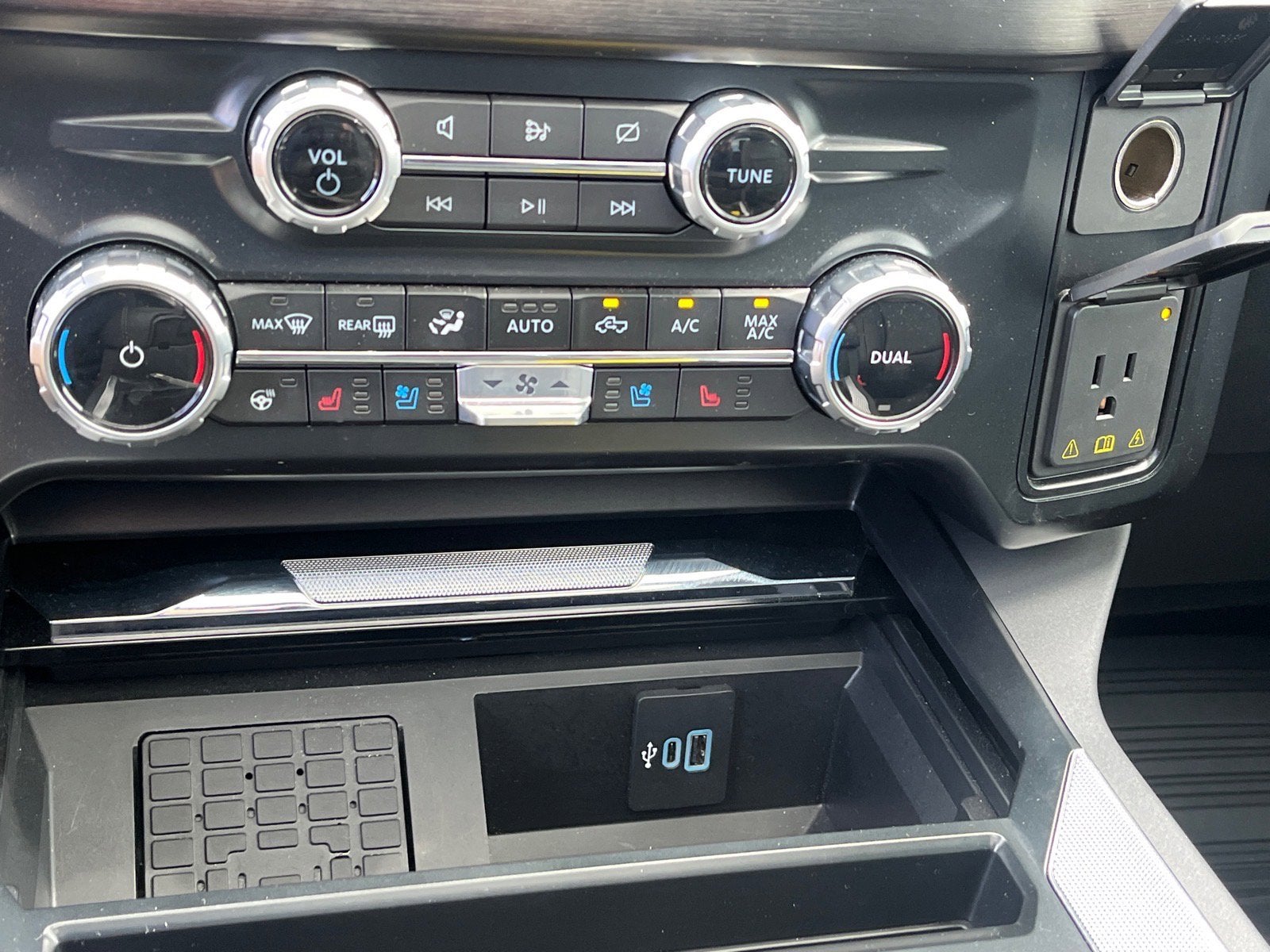 2023 Ford Super Duty F-450 DRW LARIAT