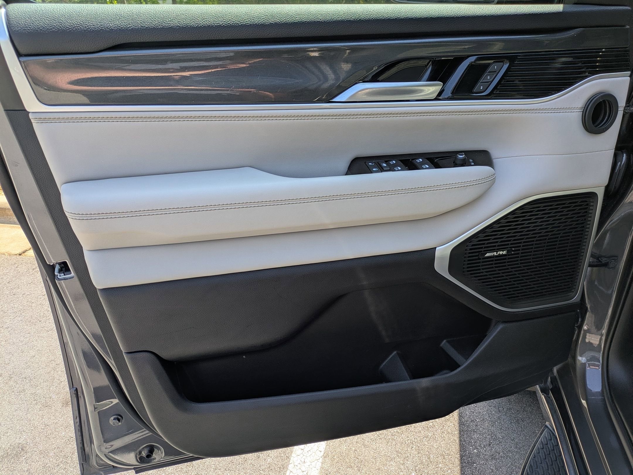 2023 Jeep Wagoneer Base