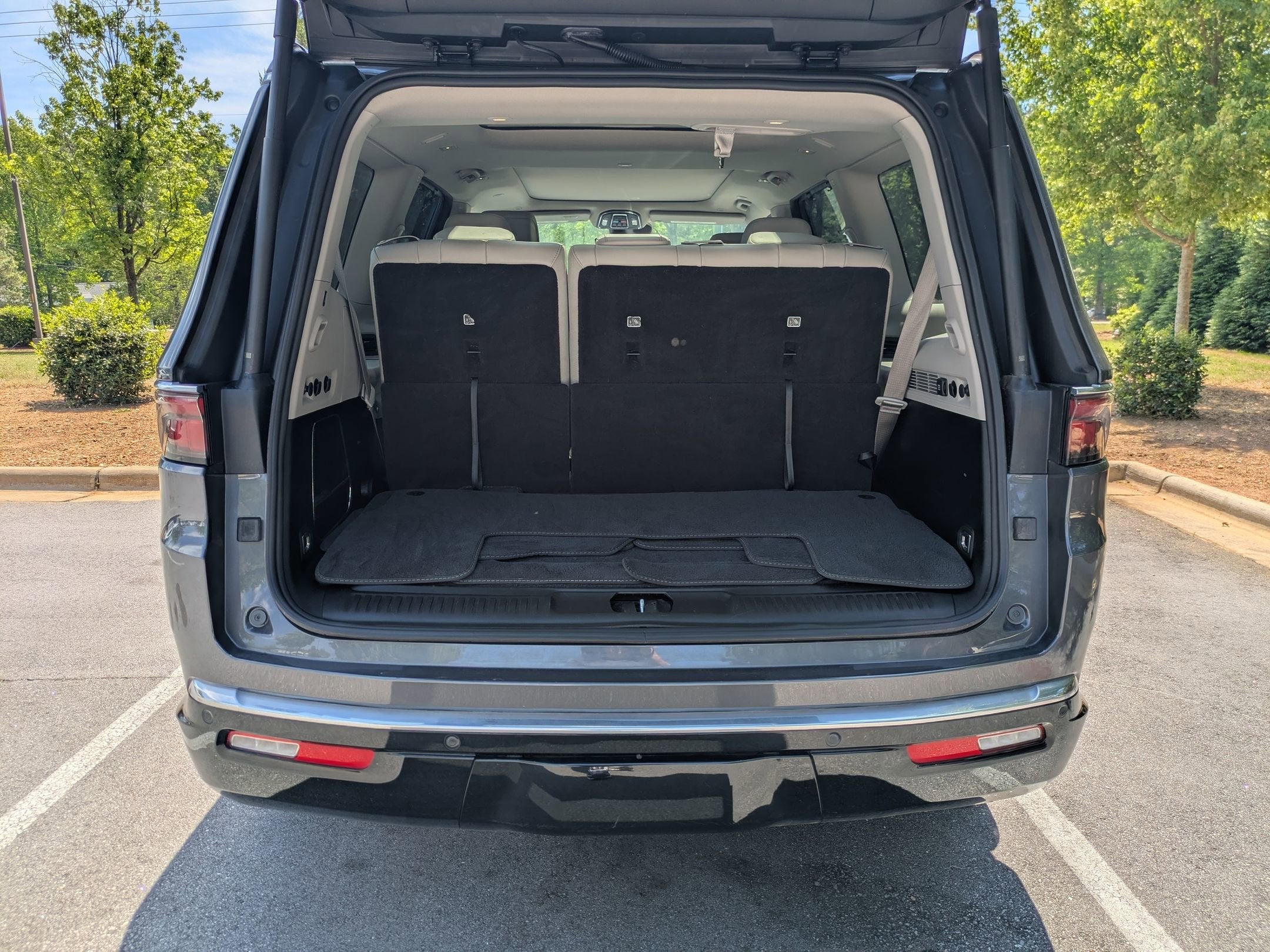 2023 Jeep Wagoneer Base