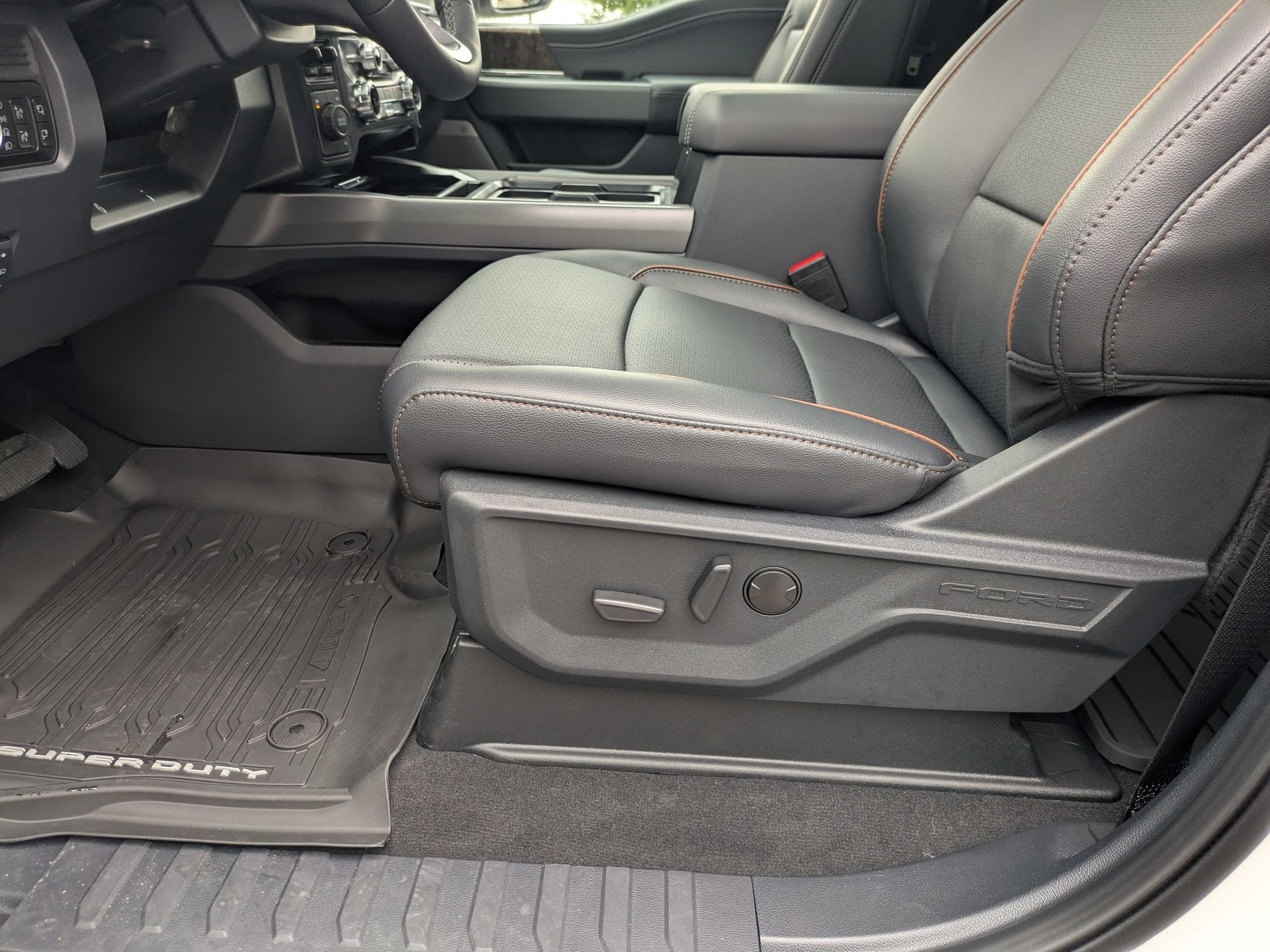 2026 Ford Super Duty F-350 DRW LARIAT